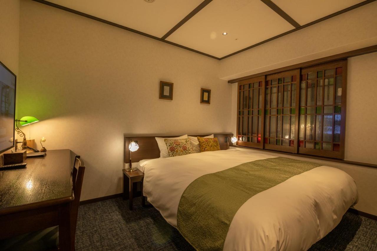 Habitación con cama extragrande.