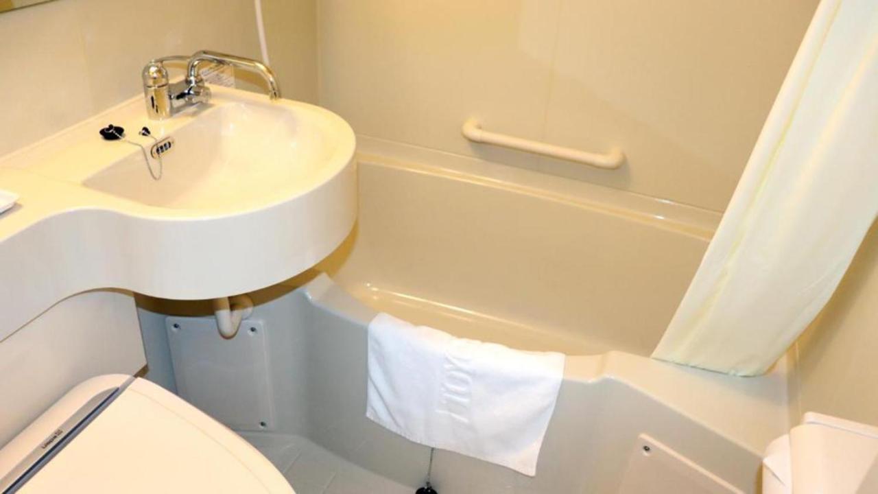 Standard Twin Room with a Shower & Bath Room between Beds - Non-Smoking