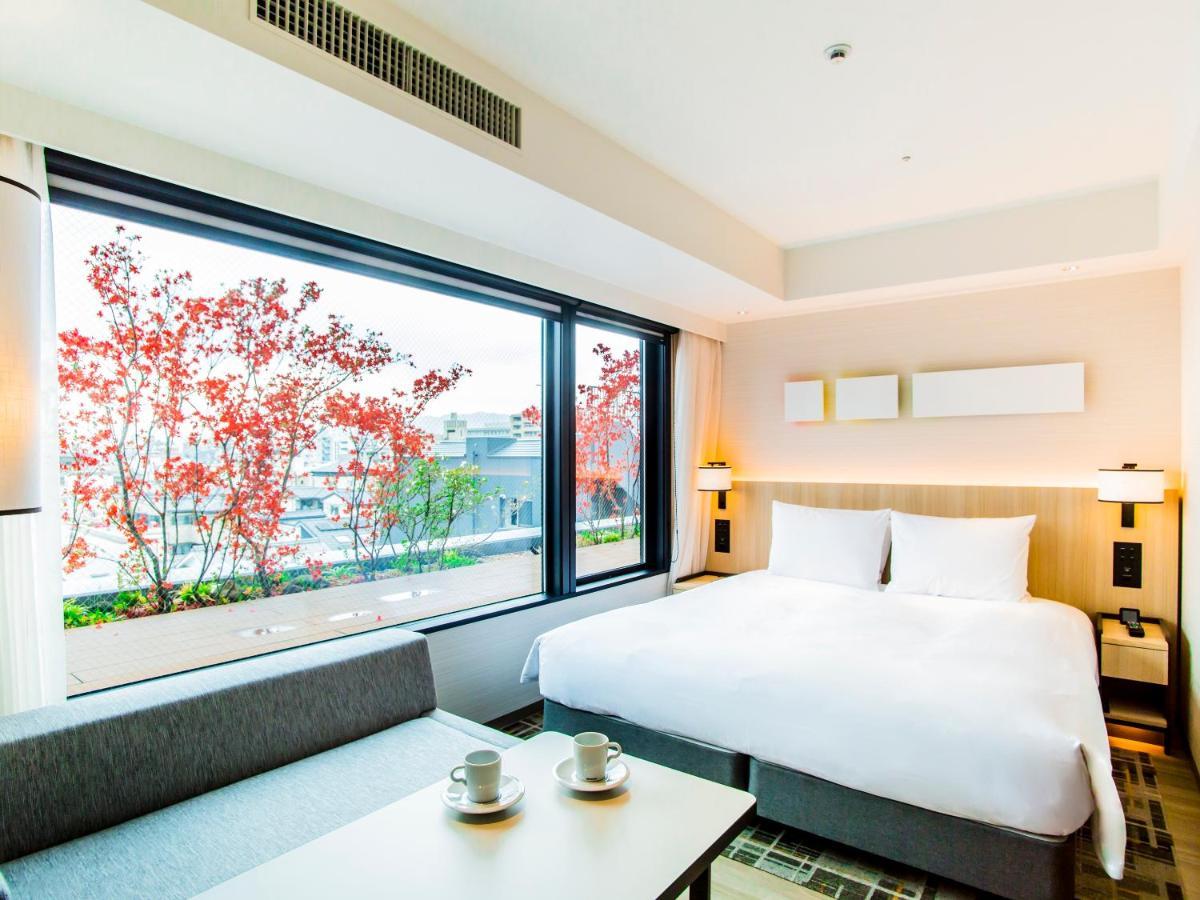 Deluxe King Room with Bathtub