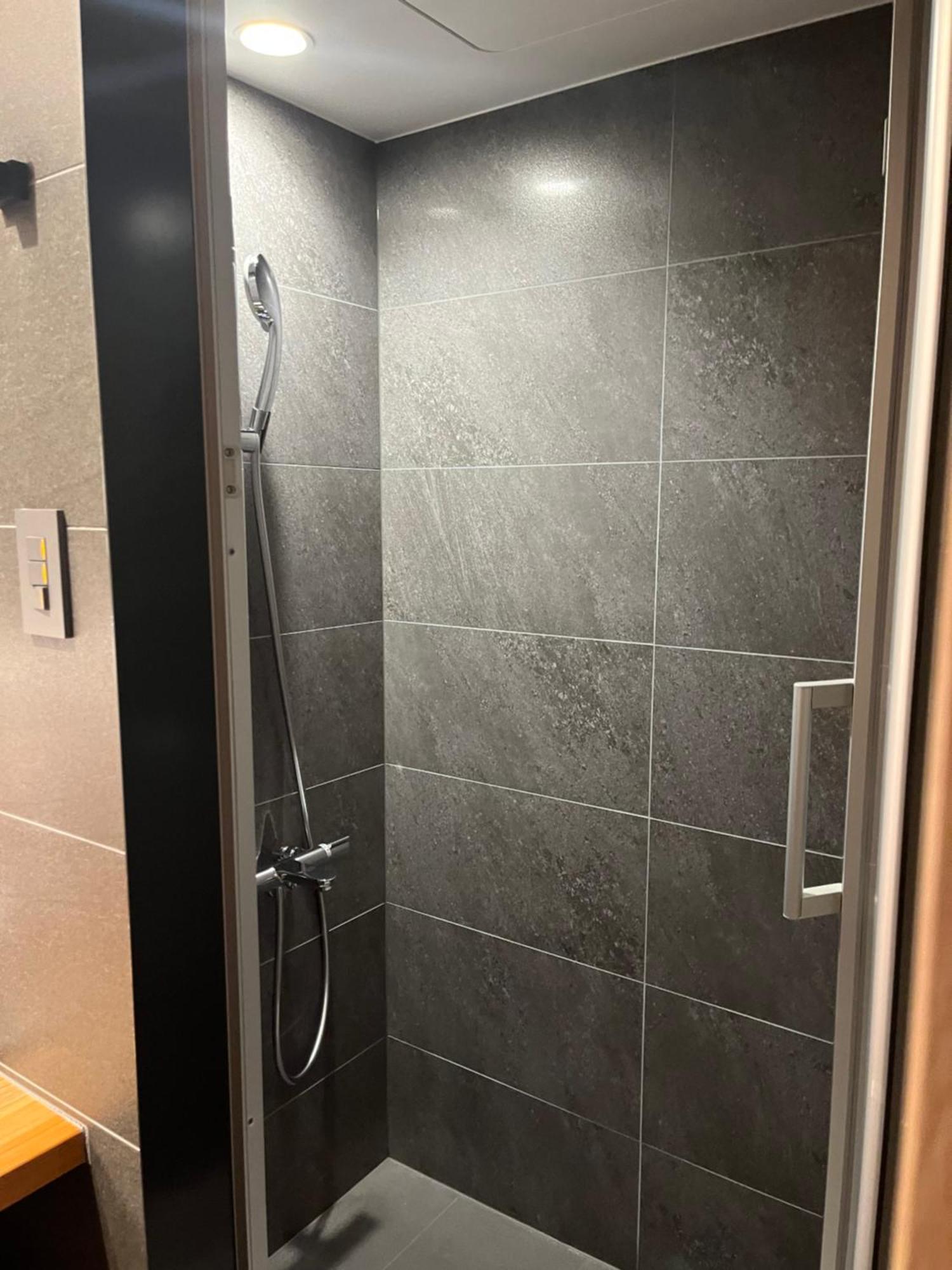 Habitación con ducha y cama grande en el sótano - No fumadores