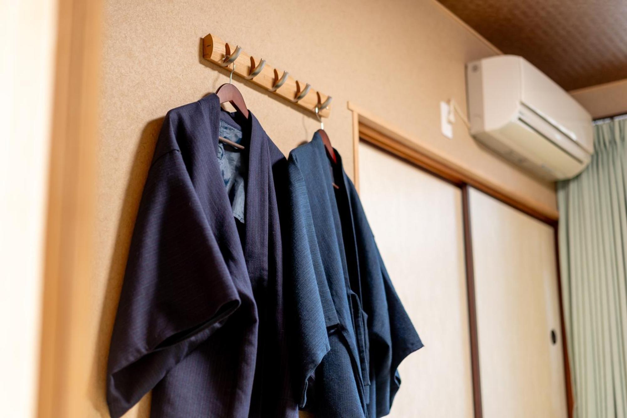Chambre Lits Jumeaux avec Salle de Bains Commune
