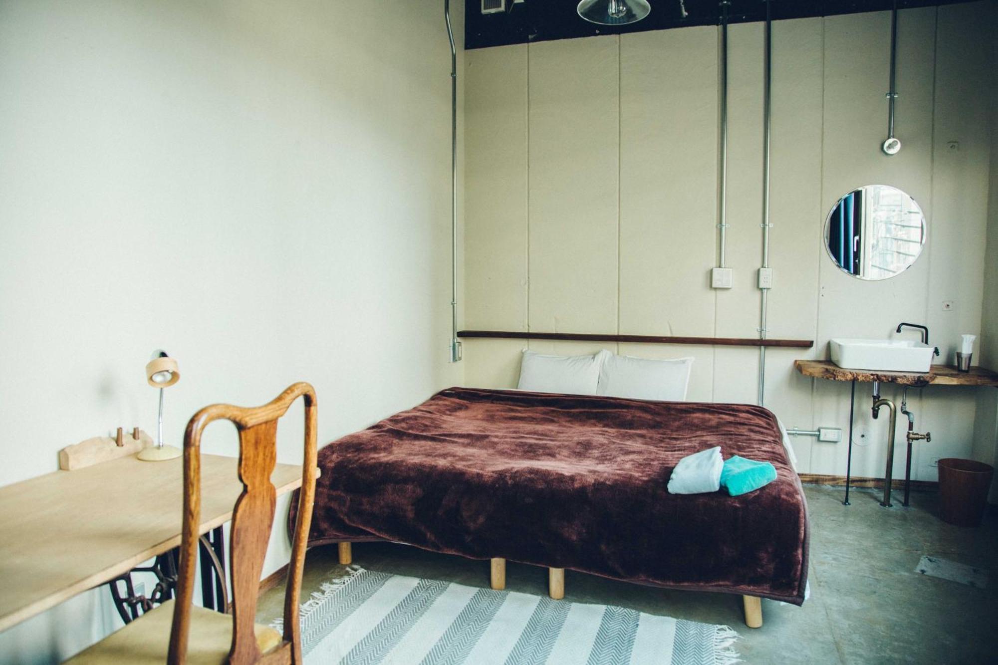 Double Room with One King Bed,537419610:JPEG