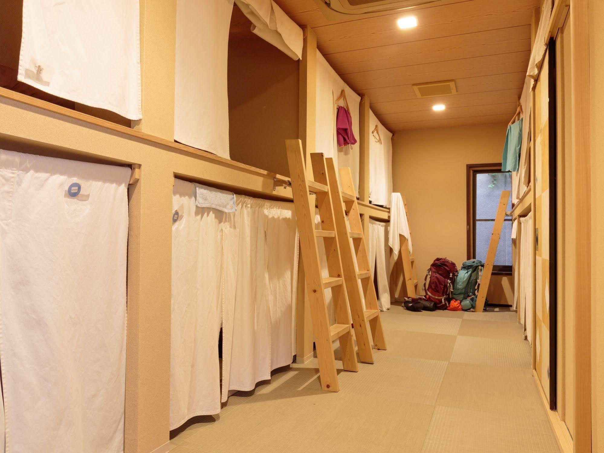Cama en habitación compartida mixta con 10 camas (solo adultos)