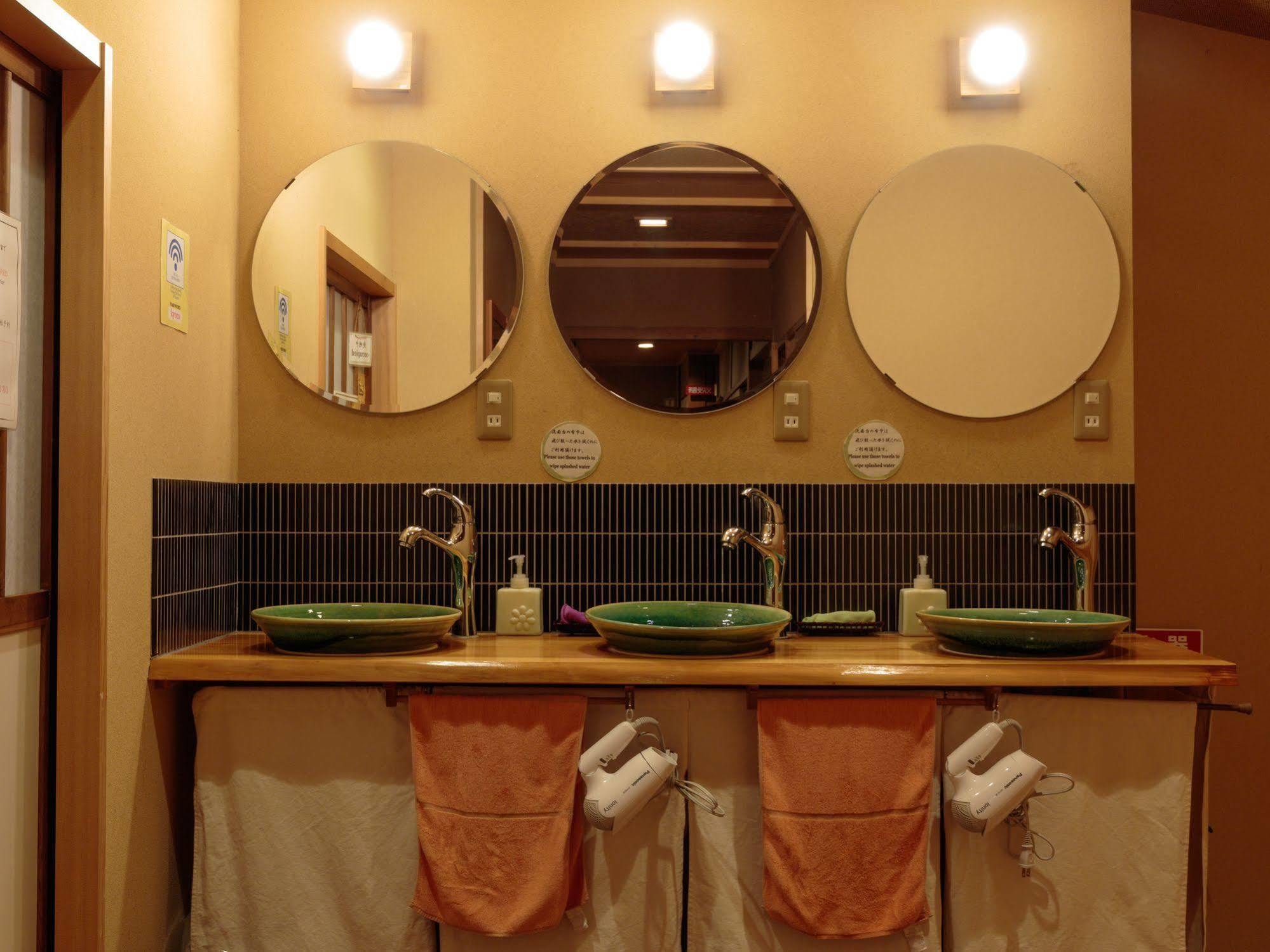 Cama en habitación compartida femenina con 8 camas (solo adultos)