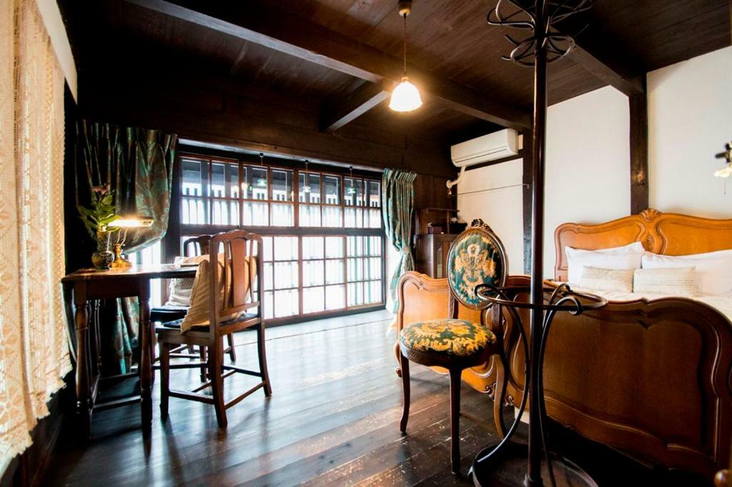 Double Room with Shared Bathroom,827028542:JPEG