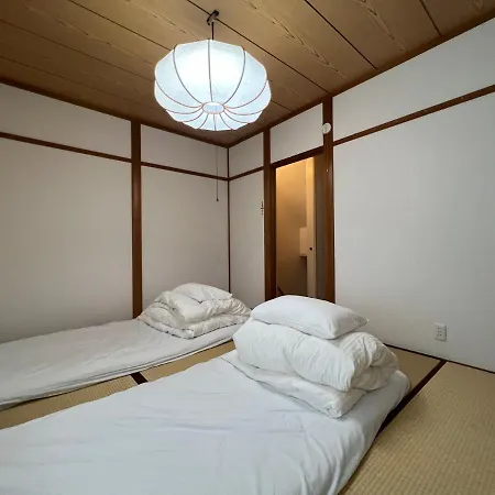 ゲストハウス宮の軒-稲荷参道前 3-Floor Family House, Four Living Room, Washmachine, 2 Toilet, Project, Big Supermarket Nearby-2